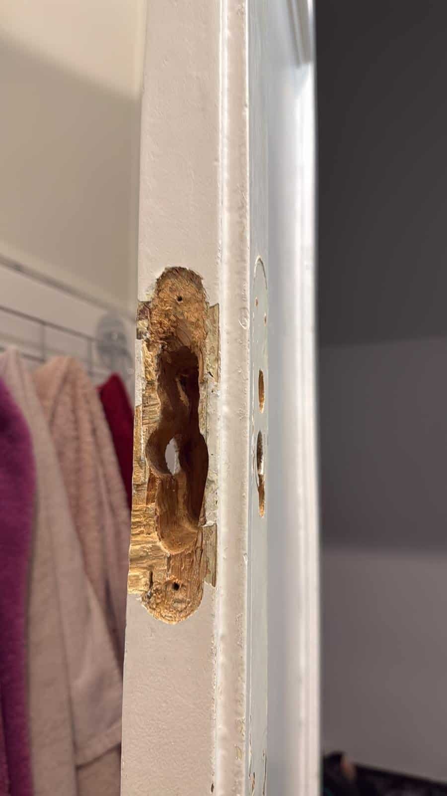 Reparación de cerraduras y puertas forzadas en Barcelona tras intento de robo